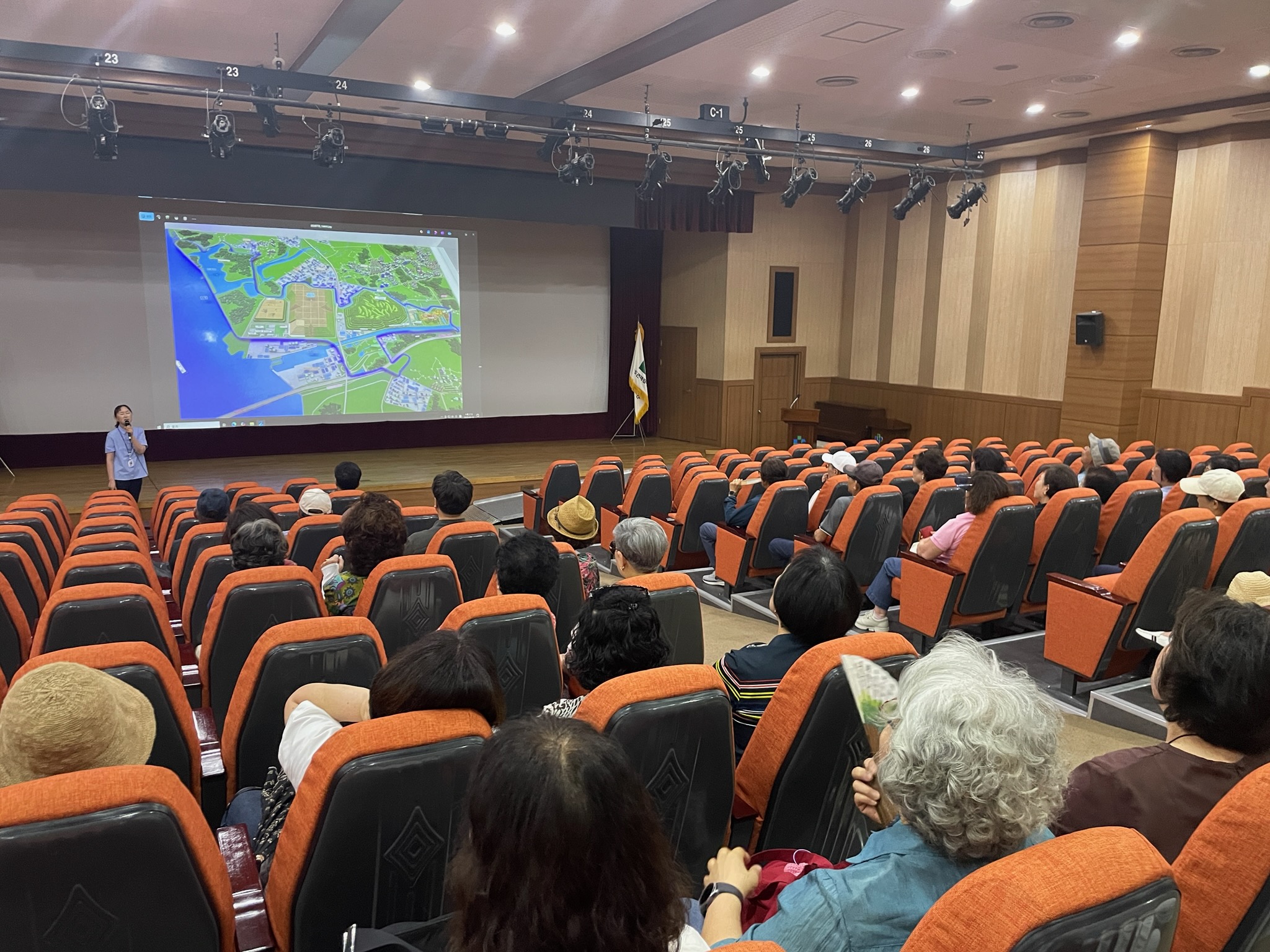 연수구 연수1동 행정복지센터는 지난 19일 소양 교육의 하나로 통장자율회원들의 직무 역량 강화를 위한 생생시정 현장견학을 진행했다